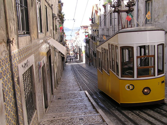リスボンの街は急傾斜の坂が多くて、街はこじんまりしているものの移動が大変でいくつかケーブルカーが街の中にはあり、庶民の移動手段になっています。<br />少し前にマスターカードのＣＭでみた光景で、実際に間近にきて少し感動です。