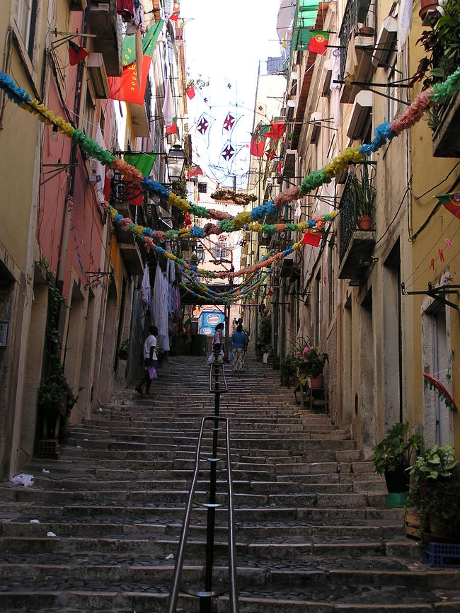 路地裏。一般庶民の生活観がちょっと路地に入ると垣間見れてこれも１つの楽しみでした。<br />ここでもポルトガル国旗が家々からつるされていて、サッカー熱を感じました。