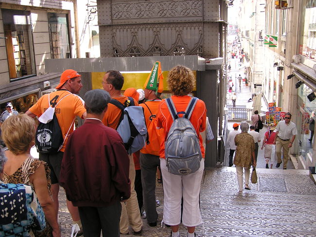 街のメインストリートに戻ると、今日はリスボンでオランダ代表の試合があるということでオレンジを身にまとった人たちが街中にあふれていました。