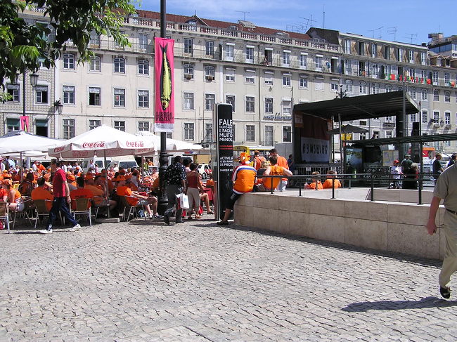 リスボンの街の中心部にあるフィゲイラ広場ではEURO2004のイベントが行われており、広場の周りにはレストランやカフェバーがたくさんあり、それらの多くはオレンジカラーのオランダサポーターに占拠されてました（とはいえ、危険なサポーターたちではなく心のそこからこの大会を楽しんでいるという感じ）<br />オランダサポーターはどんな大会でも大勢で押し寄せることで有名で、この光景もまたヨーロッパで行われる大会の1つの醍醐味かなと感じました。