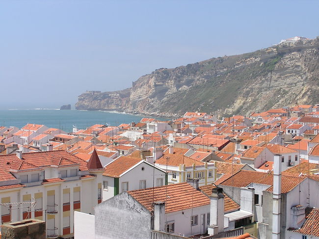 リスボン観光をおえて、昼過ぎに今日の宿泊地ナザレへバスにて移動。<br />サッカー開催の都市部のホテルは料金が跳ね上がっていたり取れないというのもあり、翌日ポルトでサッカーをみるため、リスボンとポルトの間にある田舎町で一泊することに。<br />ここは昔ながらの漁が中心の街できれいな海と海岸線とのんびりとした街並みが印象的な街でした。