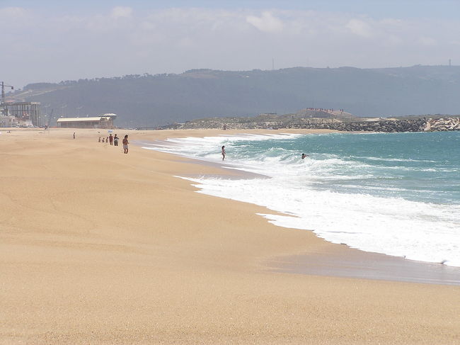 この海は今まで見た中で印象に残る海の色と波、海岸線でした。ほんとにローカルさ・自然さがのこる印象的なビーチでした。