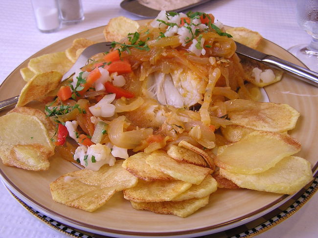 ちょっと遅い昼食。<br />白身魚のフライにたまねぎなどの野菜などのあんをかけたもの。日本にあるものとかなり似たもの。<br />ポルトガル料理はあさりのワインむしなど、日本でもふつうにたべるものと似たような料理が結構あり、そのほかの料理も日本人には比較的なじみやすい味付けで食べ物には困りませんでした。