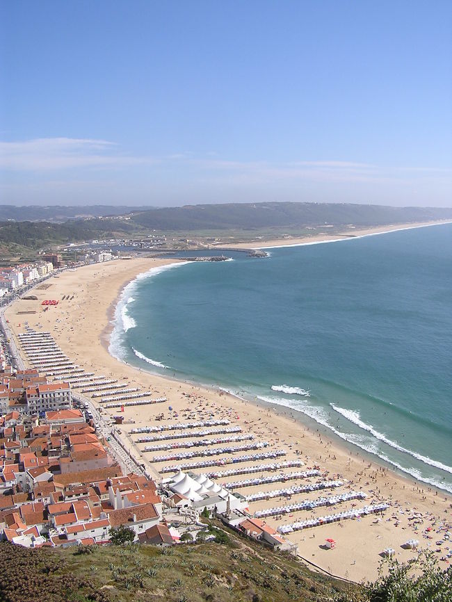 街の端に高い丘があり、そこからナザレの街を一望。<br />ここからの景色は鳥肌モノでした。壮大な大西洋とナザレの街がとてもきれいでした。