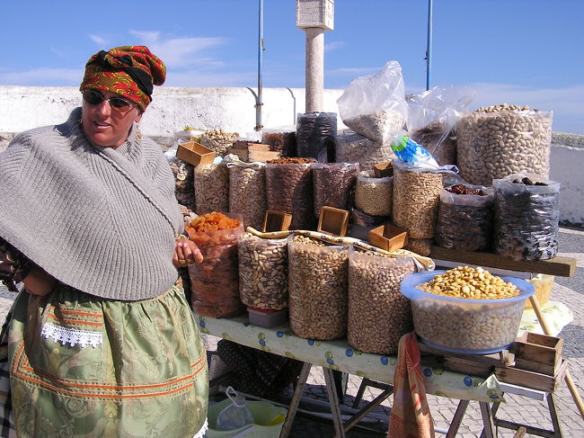 丘の上では露店というか、昔ながらの姿で現地のおばちゃんがナッツなどを商売をしてました。<br />ヨーロッパの中でもゆっくりとした時間が流れるポルトガルにあって、田舎町で昔ながらの生活に触れられたような気がしました。西ヨーロッパの中でポルトガルはほかとは違った時間の流れを感じました。
