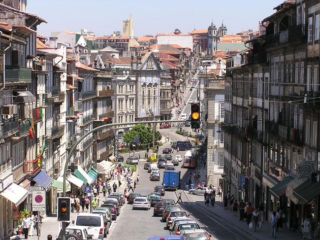 翌朝、ナザレを出発しEURO準決勝を観戦するポルトガル第2の都市ポルトへ。バスでポルトへ向かうと途中、停車した歴史のある大学の街コインブラなど、立ち寄りたい街がほかにもありましたが、車窓からの景色のみで残念ではあったものの通過。<br /><br />昼過ぎには世界遺産の街ポルトに到着。夜のサッカーの試合までは古い街並みなど、街を散策。