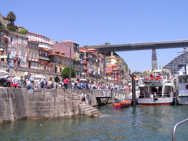 ポルトの街を歩くと行くところ行くところ、今日の試合のギリシア・チェコのサポーターだらけ。特にギリシアサポーターの多さにはびっくりでした。<br />有名なドン・ルイス1世橋わきのドウロ川沿いにはレストランが多く並んでましたが、ギリシアサポーターで占拠されてました。<br /><br />ドン・ルイス1世橋は、世界遺産の街ポルトの象徴的な建築物で本当に美しい橋でした。ちょうど修復工事中だったのが残念でした。