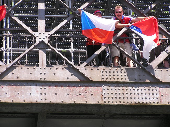 ドウロ川クルーズ。橋から国旗を掲げるチェコサポーター。数は少ないけど、あついチェコサポーターも結構遭遇しました。キックオフが近づいてきて、自分のテンションもあがってきました。