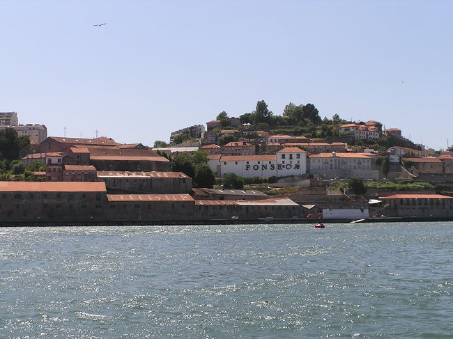 有名なポートワイン, この川の上流でぶどうが多く栽培され、下流のPortoにたくさんある工場にて醸造されているとのこと。この辺一帯は大小のワイン工場たくさんあるエリア。