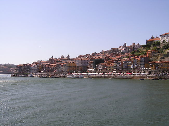 ドン・ルイス1世橋を渡りながら、世界遺産のポルト歴史地区を望む。街並みがすごくきれいで、空と川と赤茶色の屋根のコントラストが美しかったです。