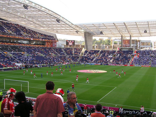 いよいよ今回の旅のメイン Euro2004準決勝 組み合わせはチェコ対ギリシア (ギリシアがここにいるのは予想外ですが) <br />スタジアムの雰囲気も楽しみたいので少々早めにスタジアムに。ＦＣポルトの本拠地ユーロにむけて作られたドラゴンスタジアムはサッカー専用で4万人以上収容ということで、規模も見やすさも抜群によかったです。席はチェコ側のゴール裏。きれいな芝の緑と新しくみやすいスタジアム、それも念願のEURO、それだけで鳥肌モノでした。