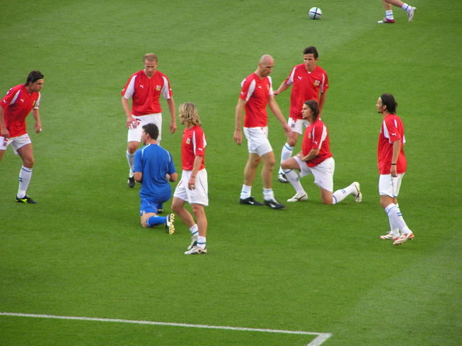 好きなチェコ側のゴール裏でチェコの練習を間近でみられて始まる前からちょっとだけ興奮。<br />こんな間近で、ネドベド、コラー、ヤンクロフスキ、今大会ブレイクのバロシュなど、有名選手がみれて大満足。