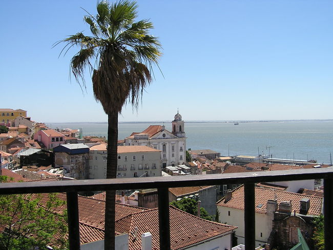 前日はギリシアサポーターが街中で夜中まで騒ぐ中、おとなしくホテルに戻り就寝。応援したチームは負けたものの生観戦は楽しかったです。<br /><br />翌日はスペインへリスボンから飛ぶために、ポルトからリスボンへポルトガルの新幹線Alfaにて移動。午後のフライトまでつかの間のリスボン観光。<br /><br />