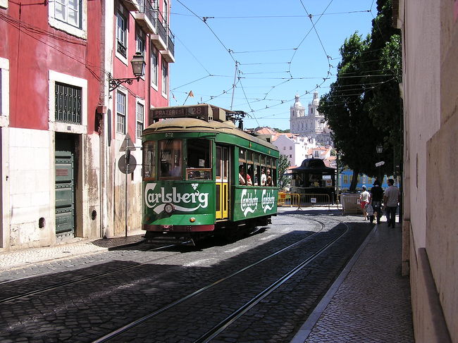 坂の多い街ということもケーブルカーだけではなく、路面電車もリスボンの街では市民の足となっています。<br />この路面電車でサン・ジョルジュ城とカテドラルへ。