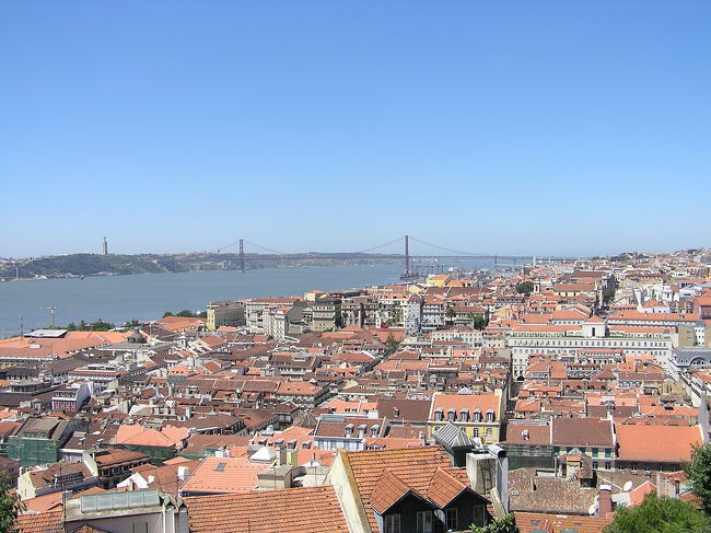 サンジョルジュ城からの眺め。<br />サンジョルジュ城は1500年前に立てられた要塞、ここからはリスボンの街が一望でき、高台にあるので気持ちがよかったです。