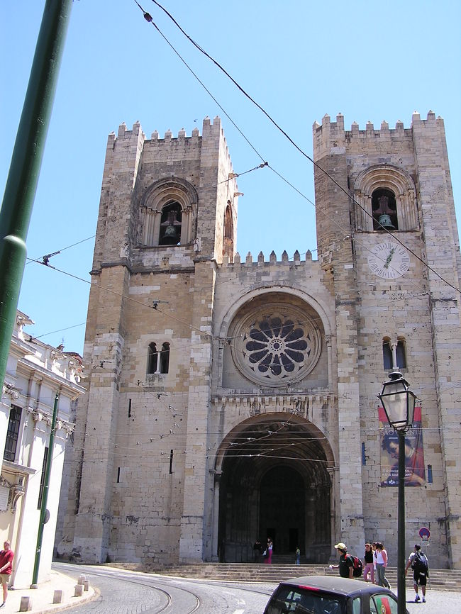 カテドラル。800年以上前の聖堂。路面電車で曲がりくねった坂道にそびえたつ壮大な建物。