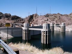 ダムに入る前には検問があり、かなり渋滞します

Hoover Damを過ぎた丘の上の駐車場に車を止め、少し休憩。
