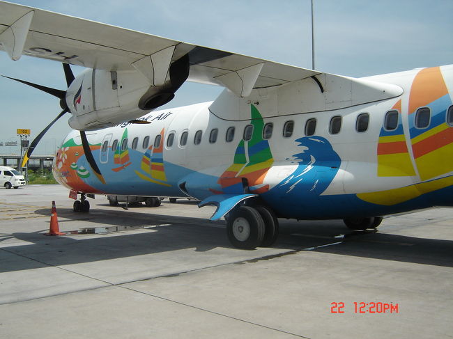 サムイ島旅行１日目。<br /><br />パパさんが会社から帰宅したのは、この日の午前２時でした。<br />まさか、キャンセル？？？と少し心配しましたが、８時に無事家を出ることができました。<br /><br />初めて乗ります。バンコクエアウェイズ。<br />カワイイ機体の絵に、娘たちもご機嫌。<br />しかし　初のプロペラ機･･･<br />大丈夫かな？<br />８０人ほどの乗客のうち、東洋人っぽいのは私たち一家だけでした。<br /><br />空港のエントランスからゲートまですご〜〜く遠い上に、ゲートからバスに乗ってかなりの距離を移動。<br />ぎりぎりのチェックインだったら、大変でした。<br />