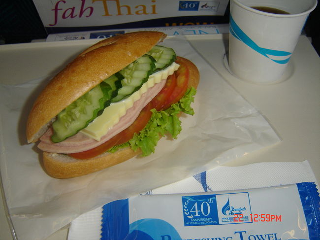 サムイ島まで１時間半。<br />ハムとチーズのサンドイッチが出ました。<br /><br />お腹すいてたわけではないのに、全部食べてしまった。<br />飛行機の揺れも　気にならなかったので安心^^