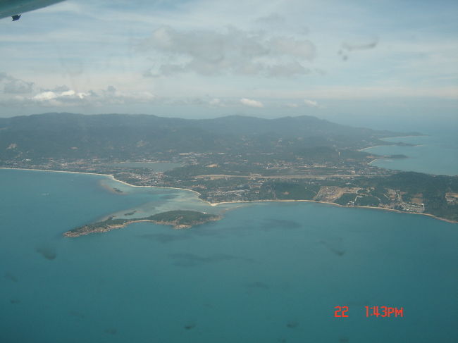 サムイが見えてきました。<br /><br />我が家にとって、ビーチリゾートへの旅行は初めてです。<br />今まで家族旅行といえば、娘たちが喜ぶテーマパークとその周辺の観光とか、温泉が定番でした。<br />娘①号（１２歳）は、なんと初海です。<br /><br />