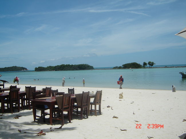 空港から１０分ほどで、今回滞在するチャウエンビーチに着きます。<br /><br />チェックインまでちょこっと時間があるので、記念すべき初ビーチへ！<br /><br />でも楽しんでいたのは、パパさんと娘②号だけ。<br />①号は５分ほど足を水につけただけで、休憩してました。<br />でも　実はこれが正しいビーチリゾートの過ごし方かもしれませんね^^<br /><br />