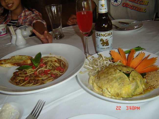 軽くランチしておきましょう。<br />ホテルの目の前のレストラン【サムイ・シーフード】です。<br /><br />パッタイとナポリタンを注文したのですが、料理が出てくるまで３０分以上かかりました。<br />お店に入ったの１時くらいだから、十分ランチタイム中だと思うのに、がっかりでした。<br />パスタはゆですぎです<(｀^´)><br />ビールもジュースもぬる〜〜くなってしまって残念。<br />パッタイの味は良かったのに･･･