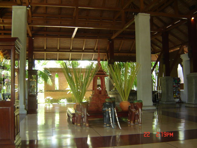やっとチェックイン〜〜〜<br /><br />今日のお宿【ムアンサムイ・スパリゾート】<br />初サムイなので一番にぎやかなビーチで、４人で一緒の部屋に泊まれるホテルを代理店のかたにリクエストして探してもらいました。<br /><br />入ってすぐに開放的なロビーが広がっています。<br />期待大。<br /><br /><br /><br />