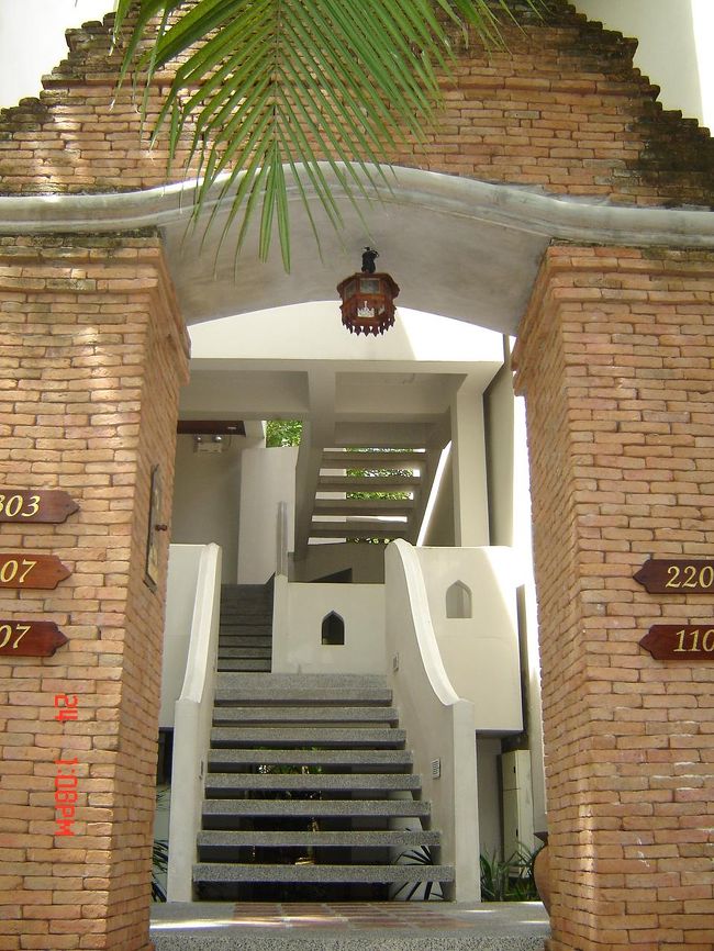 ３階建のヴィラ風のお部屋が小道に沿って並んでいます。<br />この門をくぐると、１、２階にそれぞれ２部屋。<br />３階に１部屋があります。<br /><br />私たちは２階。