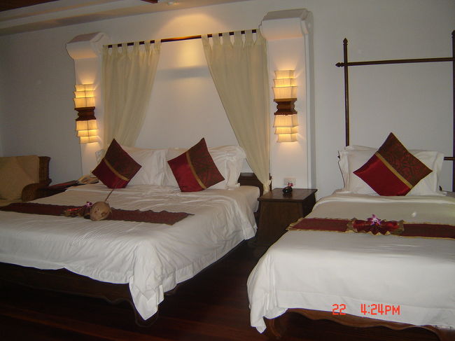 予約票にはジュニアスイートと書いてありましたが、リビングとベッドルームは別れてません。<br />でも家族で泊まるのには十分な広さです。<br /><br />エキストラで入れてもらったベッドも大きい！<br /><br />先週行ったホーチミンの部屋とベッドがあまりに小さかったので、今回は娘たちが大喜びです。<br /><br />ウエルカムフルーツはバナナ、ランブータン、青みかん。<br />ランブータンは娘たちの大好物です♪