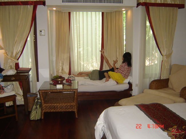 本来はお昼寝用のベッドですが、４人宿泊用にこちらもベッドメイキングされてました。<br /><br />どちらがこのベッドで寝るかもめてます。<br />