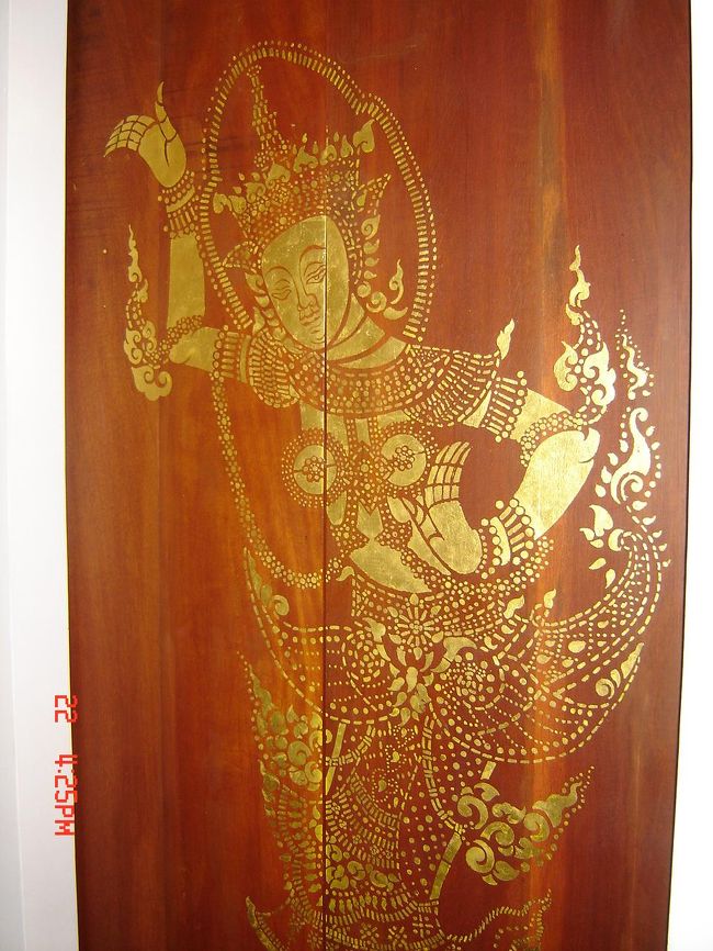 これ、バスルームに続く扉です。<br />観音開きになっていて、かぎが閂なんです。<br /><br />ここを開くと・・・・