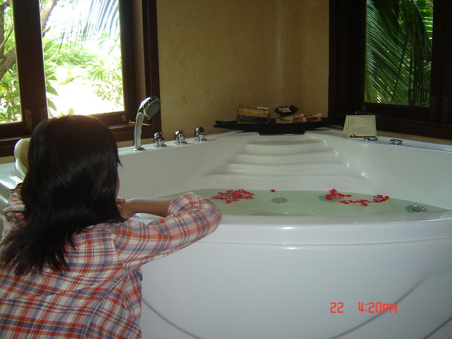 ジャグジーがある〜〜〜<br /><br />水をはってランの花が浮かべてありました。<br />娘、喜んで足だけ浸かっていました。<br /><br />滞在中、ジャグジーを満喫したのはパパさんのみでした。<br />気持ちいいらしいです。