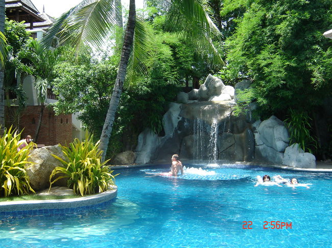 ちゃっちゃと着替えてビーチへゴー！！<br /><br />１５分後にはプールに入ってました。<br />そんなにプールが良いですか？<br />目の前に海があるよ〜〜〜<br /><br />ちっちゃな滝があってかわいいプールだと思ったら、意外に深くてびっくり。<br />でも、シンクロごっこで盛り上がっていました。<br />