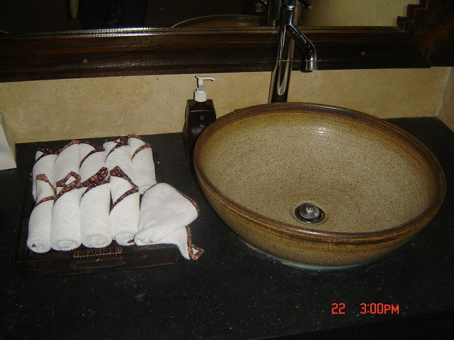 とてもかわいいプール横のお手洗い。<br />ハンドタオルに花柄の縁取りがしてあります。<br /><br /><br />