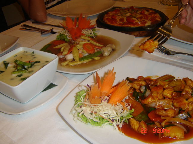 チャウエン通り沿いのレストラン【ボーノ】<br />イタリアン？？<br /><br />でも、オーダーしたのはタイ料理２人前セットとピザ。<br />セットは春巻き、酢豚風、八宝菜風、グリーンカレーにグラスワインとデザートがついてました。<br />どの料理もシーフードたっぷりで美味しかった。<br />特に最近のマイブーム、グリーンカレーがヒット！<br /><br />娘たち、まだ１人前の料理は食べないので４人で十分な量でした。<br />（親はビールも飲んでたし・・・）<br /><br />気持ちよく酔っ払って、おやすみなさい。