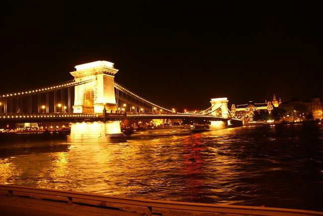 約３時間後の１２時１２分にブラチスラヴァに到着し、駅の荷物預け所に荷物を預け散策に出かける。。。 <br />ブラチスラヴァは見所も少なく、ブラチスラヴァ城と旧市街をゆっくり見て回っても３時間もかからなかった。。。 <br />１５時４０分のオーストリアの首都ウィーン行きの列車に乗る。。。 <br />ブラチスラヴァからウィーンまではたったの１時間で着いてしまった・・・ <br />ウィーンからスロヴェニアの首都リュブリャーナには夜行があると時刻表で調べていたので、チケットを買いに行くが、列車はないと言われる・・・ <br />なんで？？？っと聞くが、その列車は週一便の金曜日だけみたいで、今日は木曜日だった・・・ <br />明日のチケットを買うか？？？と言われるが、ウィーンは元々来る予定がなく、ブラチスラヴァからリュブリャーナに行くにはウィーンを経由しなければならなかっただけなので、地図も安宿情報もないので、ここで１泊は避けたかった。。。 <br />どうしても今夜の列車でリュブリャーナに行きたいと食い下がると、経由便を提示してくれた。。。 <br />それはウィーンを１９時１５分発でVillachと言う国境近くの駅に２３時５８分着。。。 <br />Villachを４時８分に出発しリュブリャーナには６時５分に到着すると言う列車だった。。。 <br />ただVillach駅に４時間待ちになる・・・ <br />しかしこの方法以外ではウィーンに１泊することになるので、徹夜覚悟でチケットを購入する。。。 <br />大体今まで７−８時間の夜行で寝台を使って、５０００円ぐらいだったので今回は２等の自由席なので３０€（５０００円）もしないだろうと思っていたら、６２€と言われ一瞬耳疑った・・・ <br />６２€といえば１万円以上してることになる・・・高すぎる・・・ <br />しかしここオーストリアは西側だった・・・ <br />こんなところで西の脅威にさらされるとは・・・ <br />東も高い高いとぐずっていたが、西は想像を絶していた・・・ <br />買わないわけにもいかないので、渋々手持ちがなかったのでVISAカードを渡す・・・ <br />チケットを買う前は寝れないのを覚悟して体力勝負になるので、夕食はガッツリ行こうと思ってたが、チケットのあまりの高さに、そのままスーパーに走り大きいパンと水を買い夕食・夜食・朝食をそれで済ませてしまう・・・ <br /><br />写真：ドナウ川にかかるくさり橋