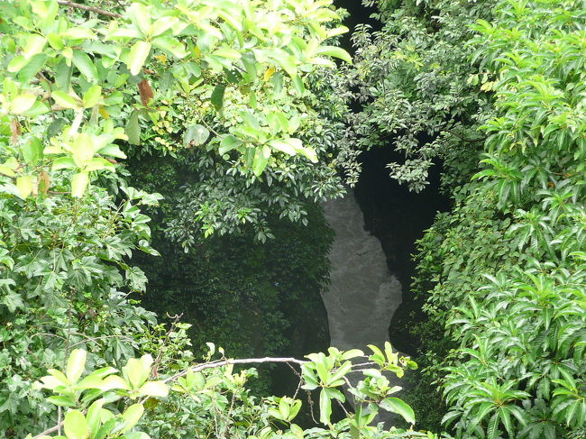 ポカラ　セティ・ガンダキ<br /><br />マヘンドラ・プルという橋の上から見下ろした峡谷<br />