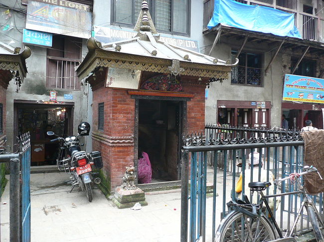 あちこちの祠は朝清められお供えがされています。<br />