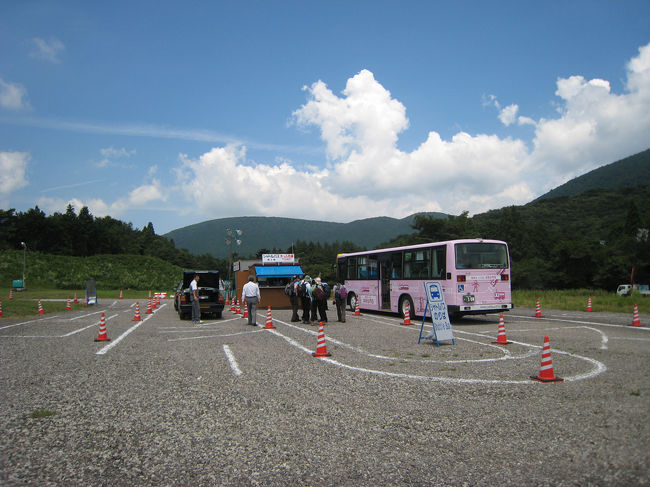 ふじあざみラインの仮説駐車場のシャトルバス<br />6:00〜23:00の間、30分間隔であります。<br />往復1500円<br />シャトルタクシーもありましたがお値段がはると思います。