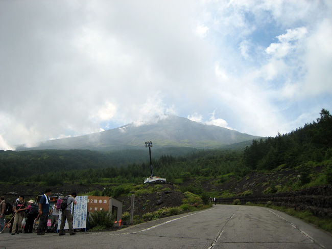 五合目到着<br />バスで30分くらい、揺られ揺られ。<br />あの、高い山を目指します。