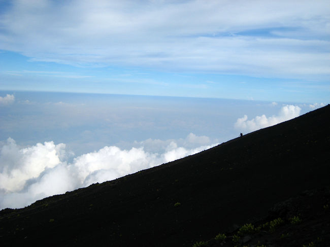 空、雲、山の傾斜具合、良く見ると下山中の人。<br />お気に入りの1枚です
