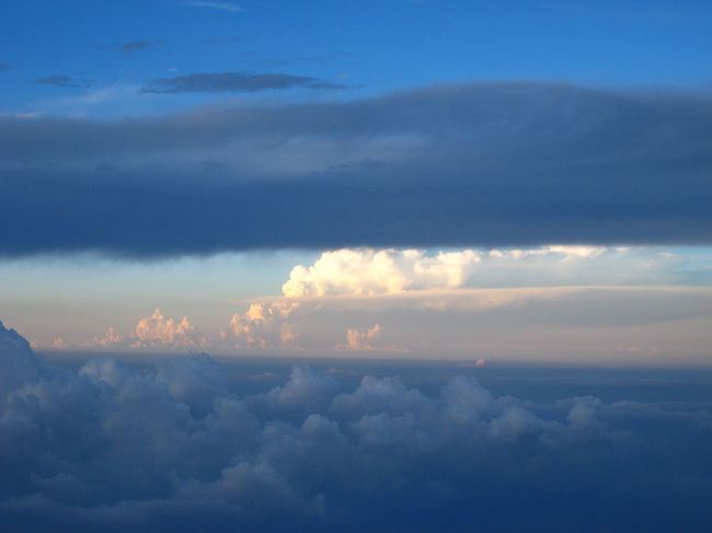 宿泊の山小屋から。<br />夕日は逆なので、見れませんでしたが空はキレイだった。<br />空、雲のコントラストが良いねん?