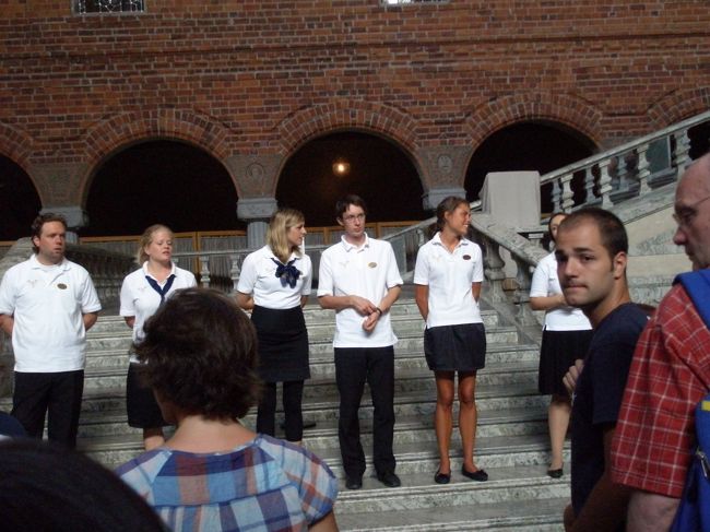 いよいよ市庁舎ガイドツアーの始まりです。英語、ドイツ語、フランス語、スペイン語のツアーがあったと思います。それぞれの案内をする人が並んで見学者を分けようとしているところです。