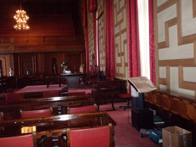 市議会議場（？）