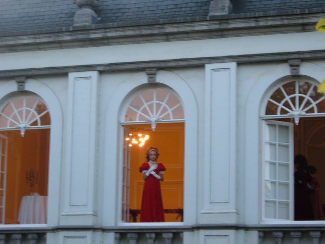 フェスティバルのダンスショーの準備中<br />運河沿いの建物の中から<br />｢ボン　フェスティバー！｣