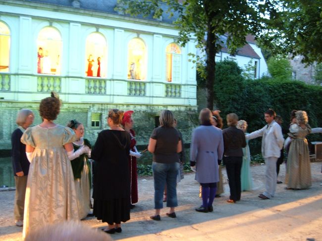 観客も一緒に手をとってDANCING！