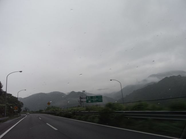 お、ポツポツ降って来た。<br /><br />そして霧が