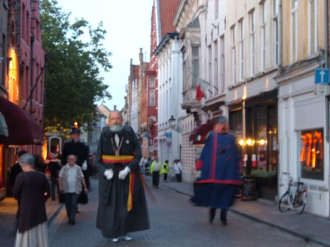 巨人さんが腕をブンブンふりながら歩いてくる。<br />