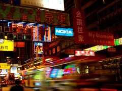ネイザンロードの代名詞であるネオン看板と光の洪水を、ハイスピードで通り抜ける２階建てバス。
夜になるとカオスな香港がニヤリと笑う。