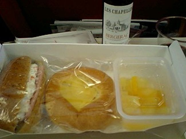 機内食、軽食でサンドイッチ等<br />私は、ワイン、ビールをいただきました。<br />ちょっと飲みすぎかな